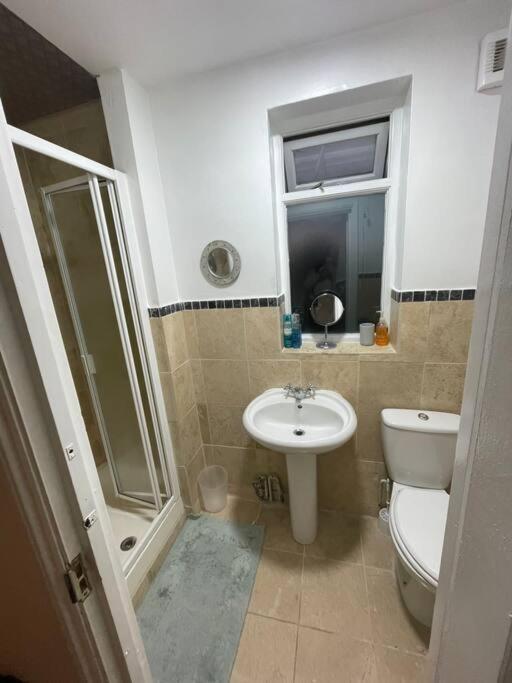 3 Double Bedroomed Flat, Acton. London, Uk Exterior foto